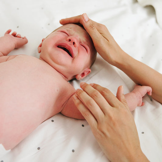 Pourquoi mon bébé pleure le soir ? Solutions & conseils - BIOLANE