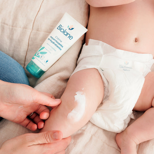 Crème hydratante, huile d’amande douce, cicabébé®… comment hydrater mon bébé en hiver ?