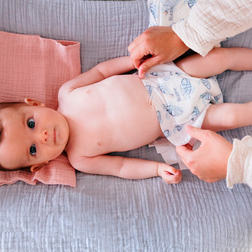 Faut-il changer son bébé avant ou après la tétée la nuit ?