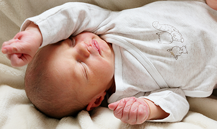 Coucher un bébé sans rot : est-ce risqué ?